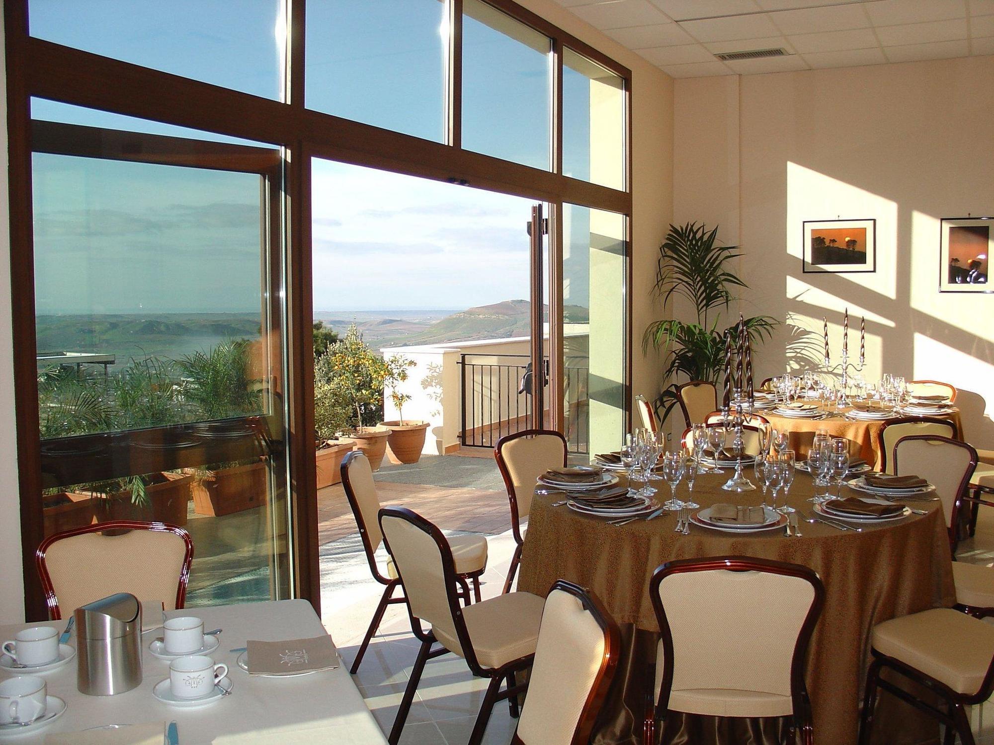 Hotel Villa Mokarta サレーミ レストラン 写真
